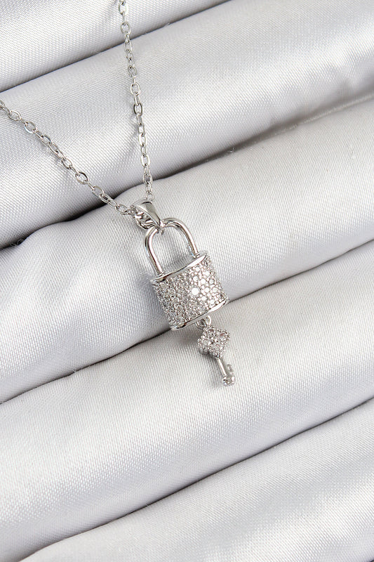 BKO10354 - 316L Çelik Zirkon Taşlı Kilit Ve Sallantılı Anahtar Model Gümüş Renk Kadın Kolye