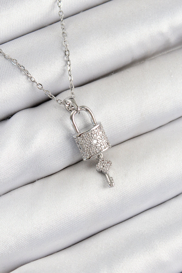 BKO10354 - 316L Çelik Zirkon Taşlı Kilit Ve Sallantılı Anahtar Model Gümüş Renk Kadın Kolye