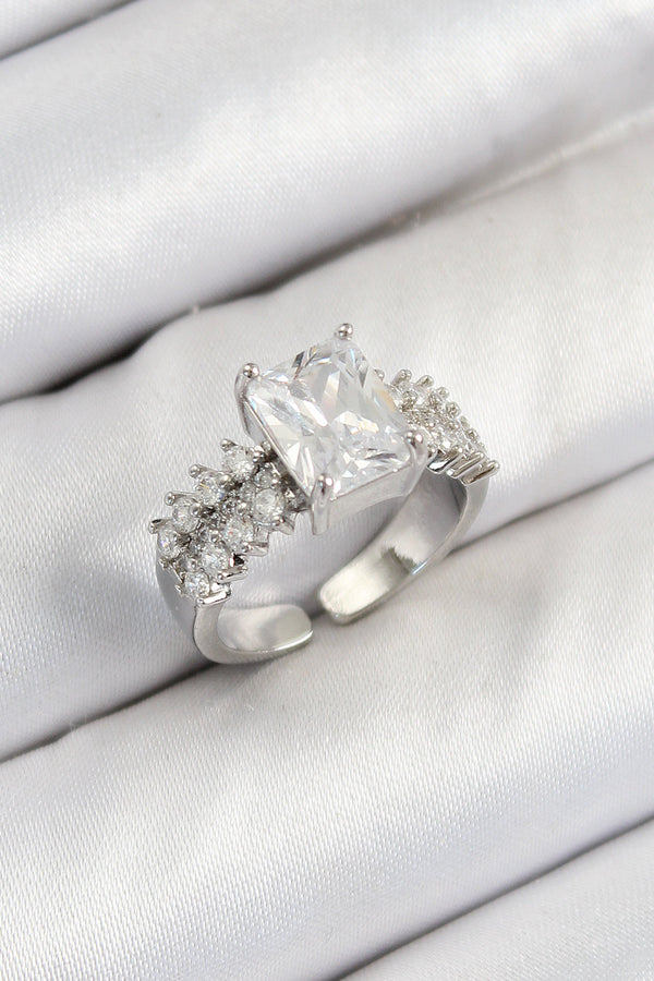 BYK3801 - Pirinç  Büyük Zirkon Taşlı Model Gümüş Renk Kadın Yüzük