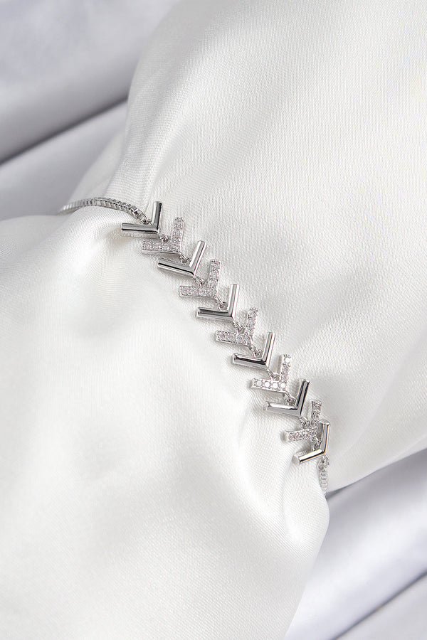 BB7456 - Pirinç Zirkon Taşlı Sıralı Ok Model Gümüş Renk Asansörlü Kadın Bileklik