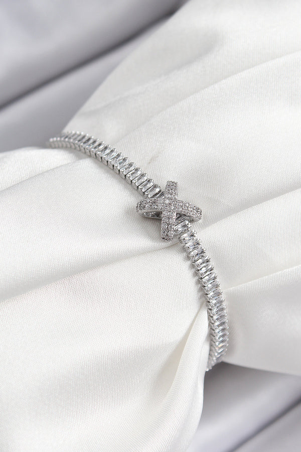 BB7467 - Pirinç Zirkon Taşlı X Detaylı Su Yolu Model Gümüş Renk Asansörlü Kadın Bileklik