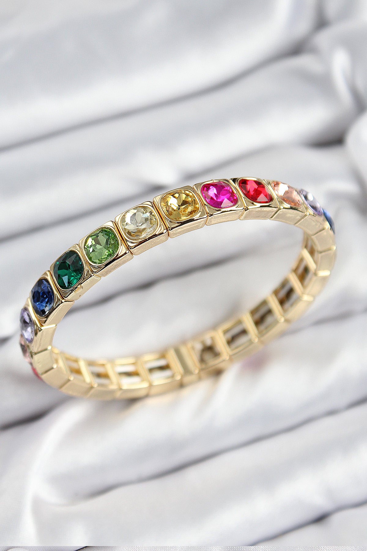 Pirinç Karışık Zirkon Taşlı Kare Model Gold Renk Lastikli Kadın Bileklik - BB7498