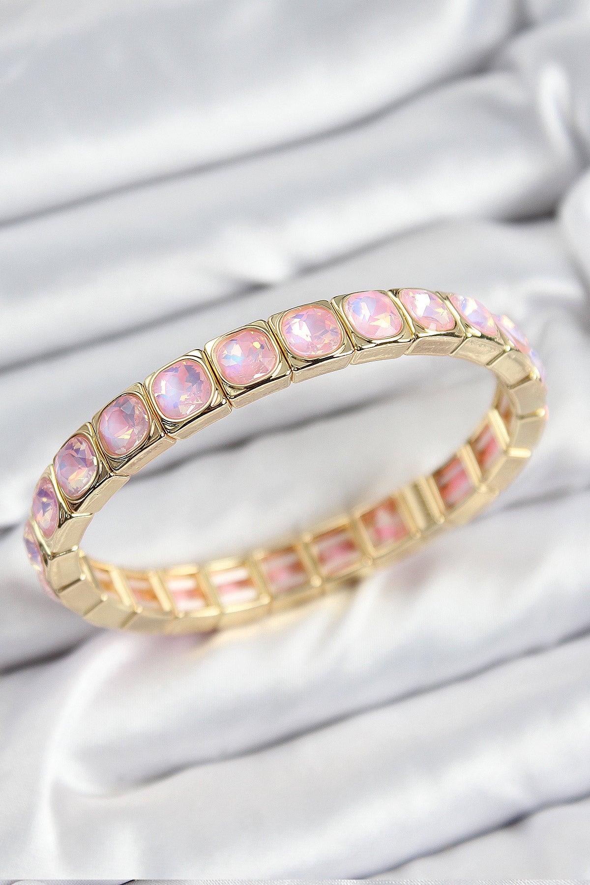 Pirinç Pembe Zirkon Taşlı Kare Model Gold Renk Lastikli Kadın Bileklik - BB7499