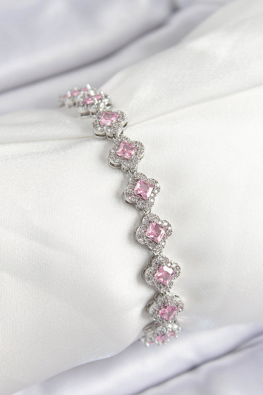 BB7505 - Pirinç Zirkon Taşlı Pembe Yonca Baget Model Gümüş Renk VIP Seri Kadın Bileklik