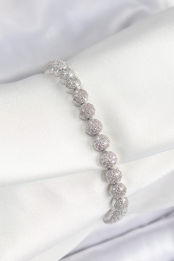 BB7507 - Pirinç Zirkon Taşlı Yarım Topcuk Model Gümüş Renk VIP Seri Kadın Bileklik