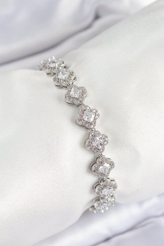 BB7509 - Pirinç Zirkon Taşlı Yonca Baget Model Gümüş Renk VIP Seri Kadın Bileklik