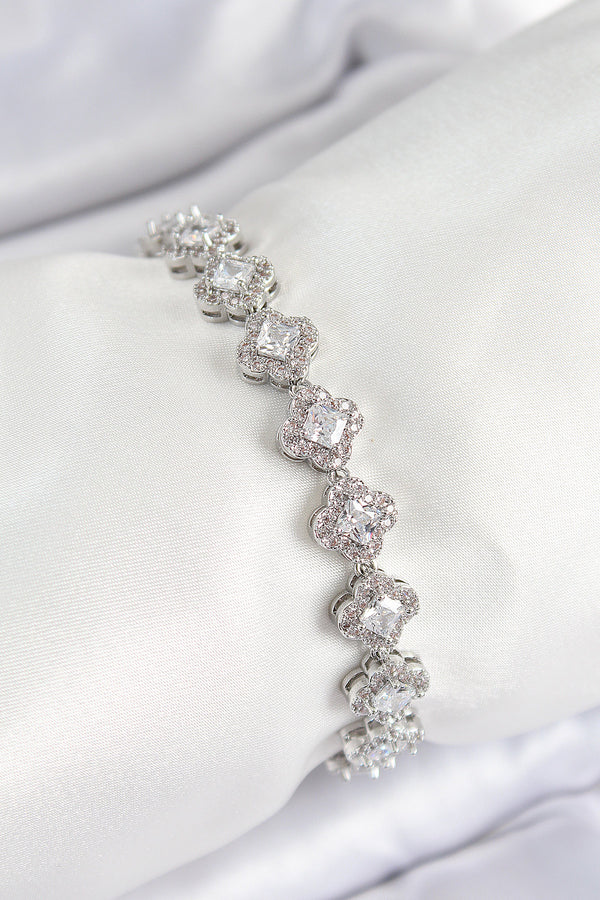 BB7509 - Pirinç Zirkon Taşlı Yonca Baget Model Gümüş Renk VIP Seri Kadın Bileklik