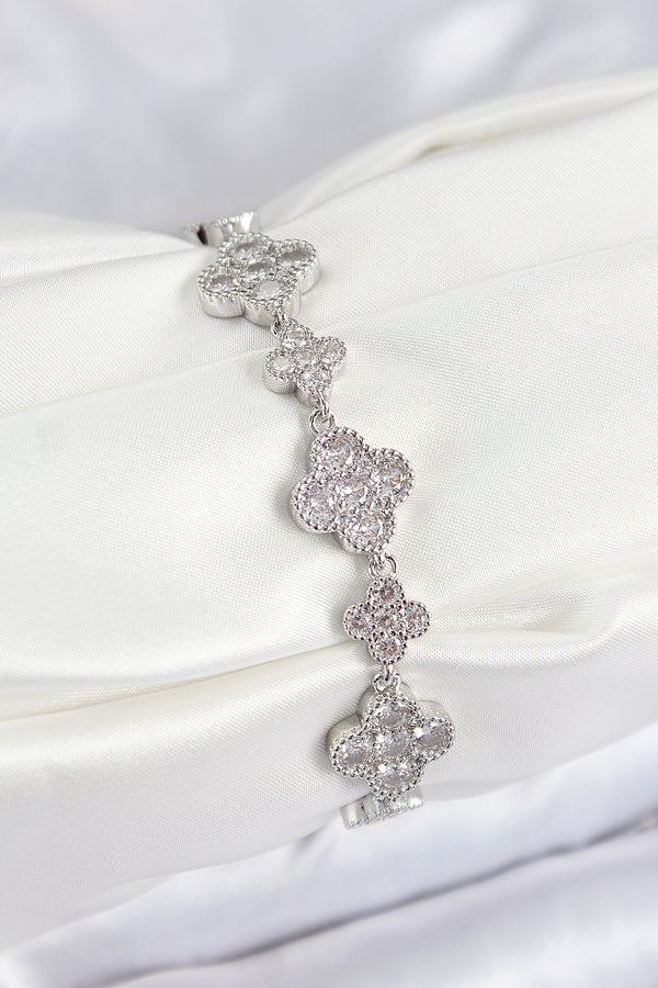 BB7521 - Pirinç Zirkon Taşlı Yonca Model Gümüş Renk VIP Seri Kadın Bileklik