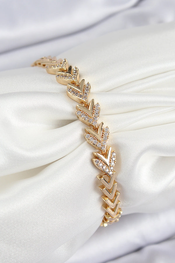 BB7525 - Pirinç Zirkon Taşlı Sıralı Ok Model Gold Renk Kadın Bileklik