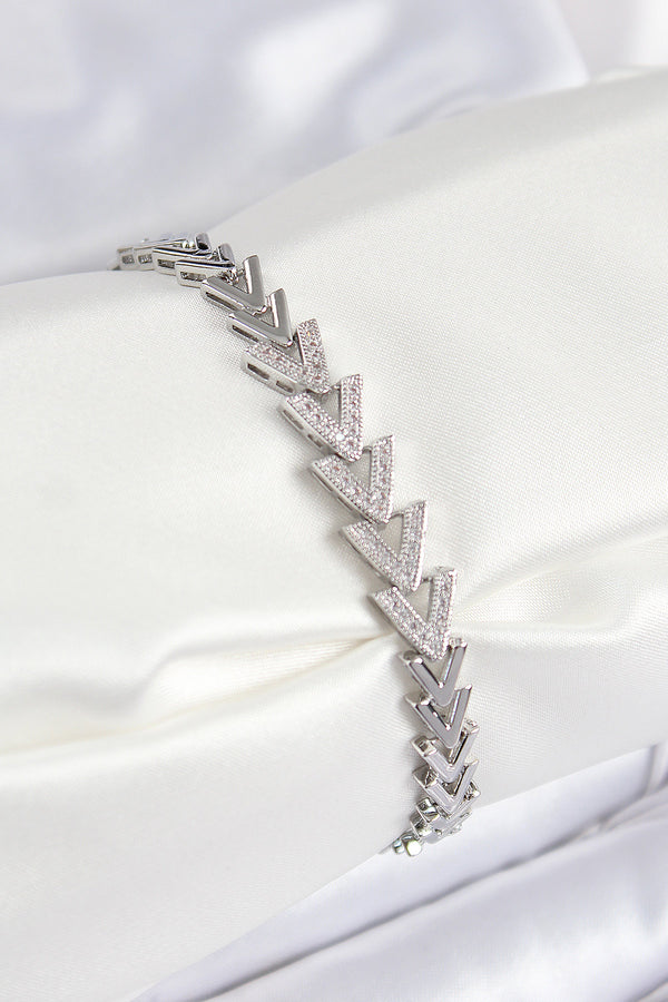 BB7560 - Pirinç Zirkon Taşlı Sıralı Ok Model Gümüş Renk Kadın Bileklik