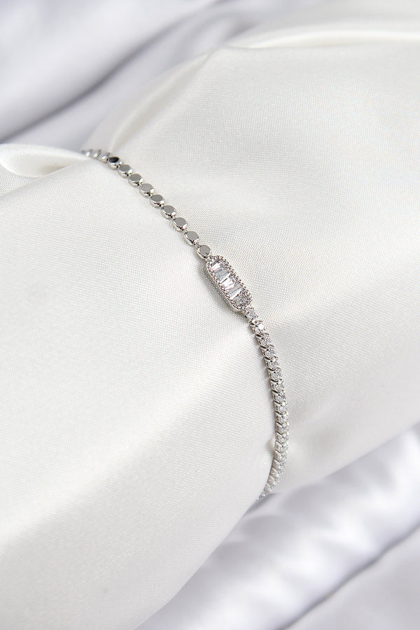 BB7594 - Pirinç Zirkon Taşlı Dikdörtgen Model Ezme Zincir Gümüş Renk Kadın Bileklik