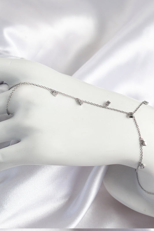 SN700 - Pirinç Zirkon Taşlı Sallantılı Model Gümüş Renk Kadın Şahmeran