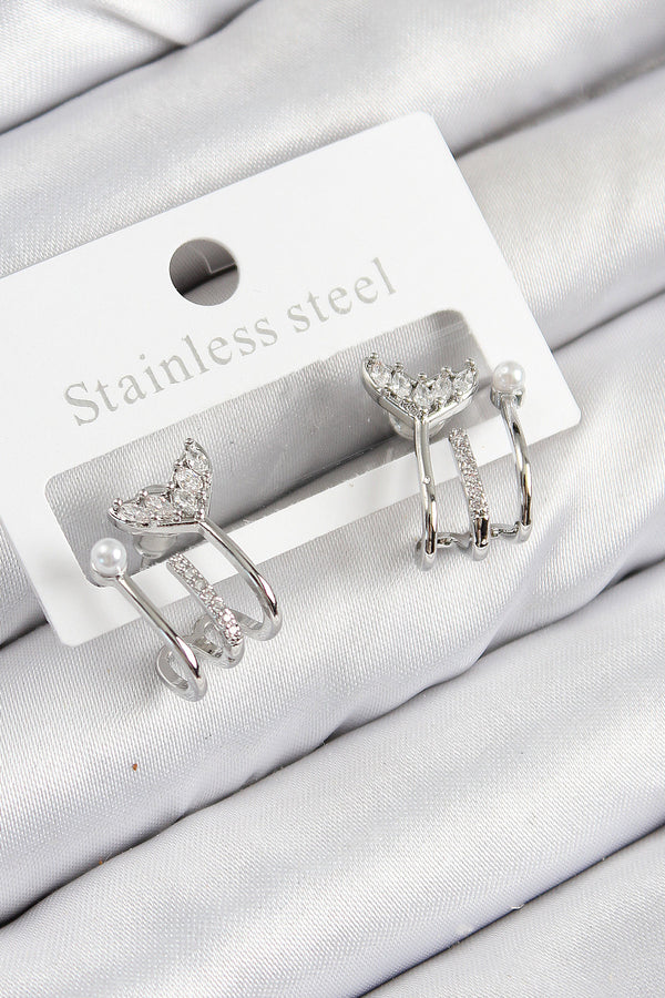 BKP11094 - Pirinç Zirkon Taşlı İnci Detaylı Balık Kuyruğu Model Gümüş Renk Kadın Küpe