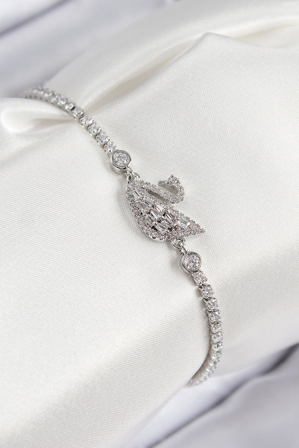 BB7690 - Pirinç Zirkon Taşlı Kuğu Model Gümüş Renk Kadın Bileklik