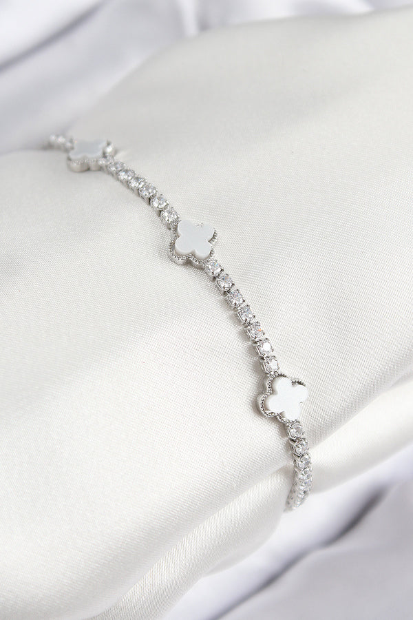 BB7702 - Pirinç Zirkon Taşlı Yonca Model Gümüş Renk Kadın Bileklik