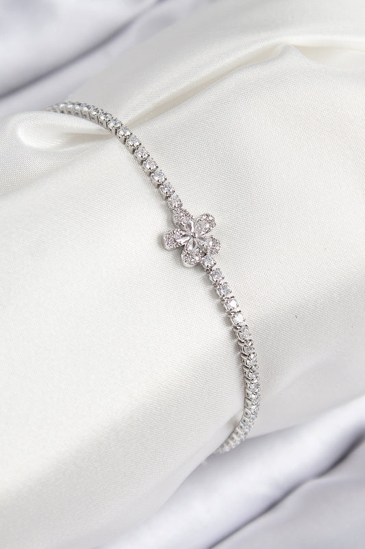 BB7708 - Pirinç Zirkon Taşlı Çiçek Model Gümüş Renk Kadın Bileklik