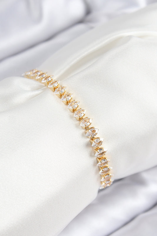 Pirinç Zirkon Taşlı Damla Model Gold Renk Asansörlü Kadın Bileklik - BB7741