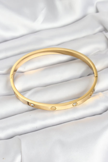 BB7911 - 316L Çelik Gold Renk Zirkon Taşlı 65 mm Kadın Kelepçe Bileklik