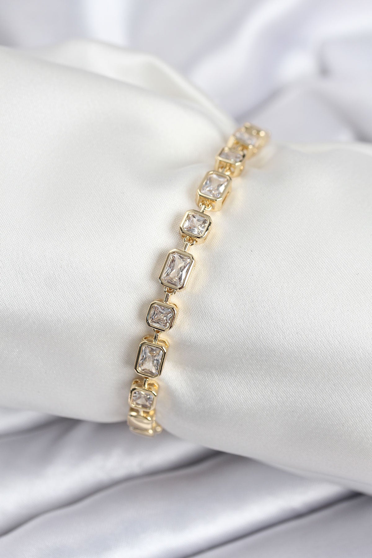 Pirinç VIP Seri Zirkon Taşlı Gold Renk Kadın Bileklik - BB7938