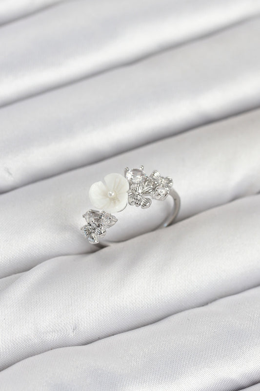 BYK3879 - Pirinç Gümüş Renk Çiçek Model Zirkon Taşlı Kadın Yüzük