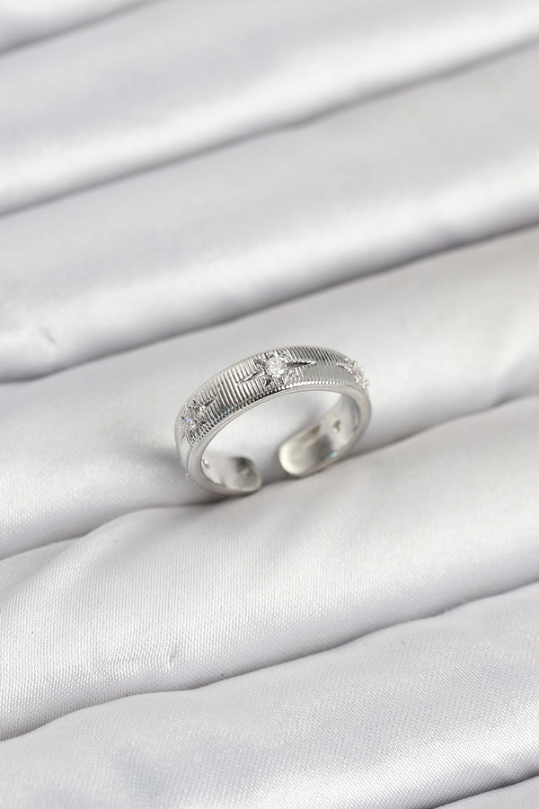 BYK3899 - Pirinç Gümüş Renk Zirkon Taşlı Kutup Yıldızı Model Kadın Yüzük