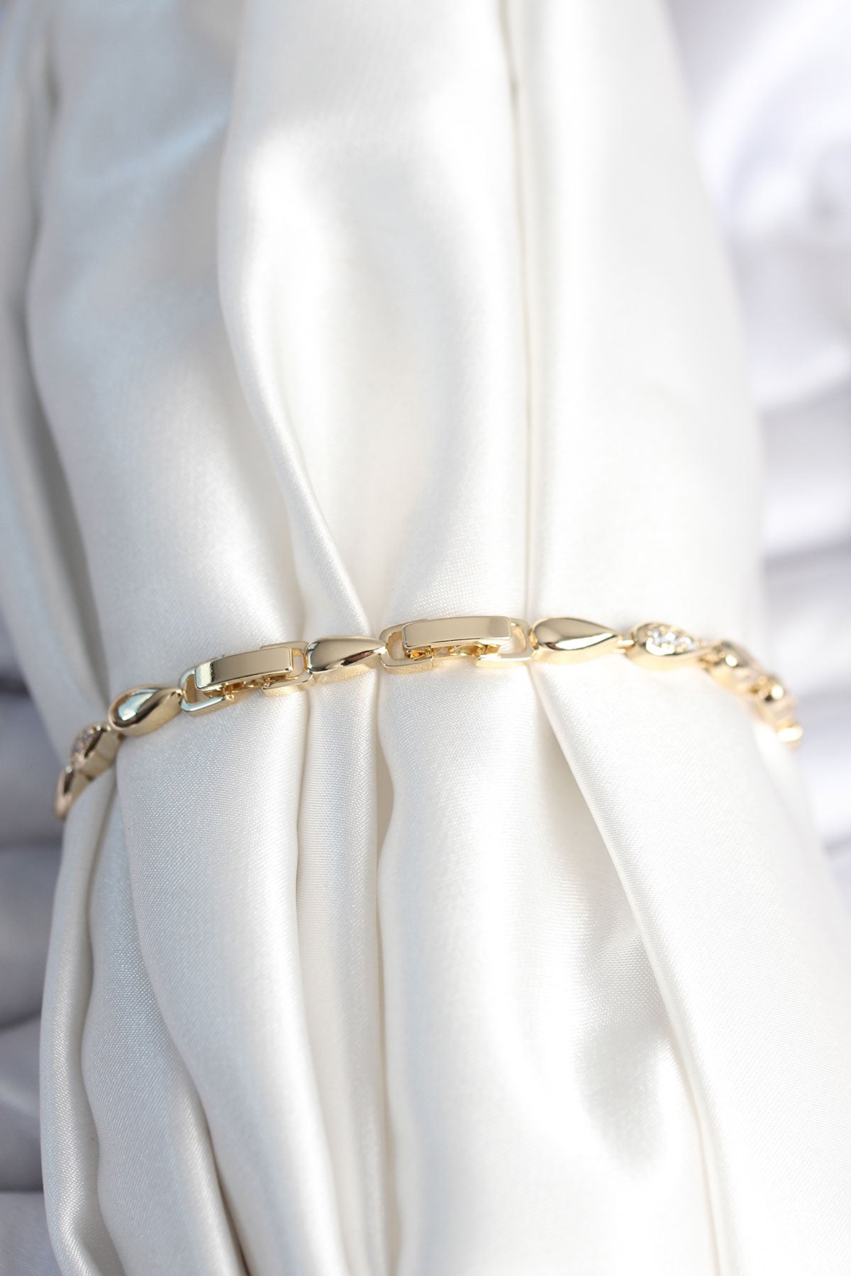 Pirinç Gold Renk Damla Model Kadın Bileklik - BB7961