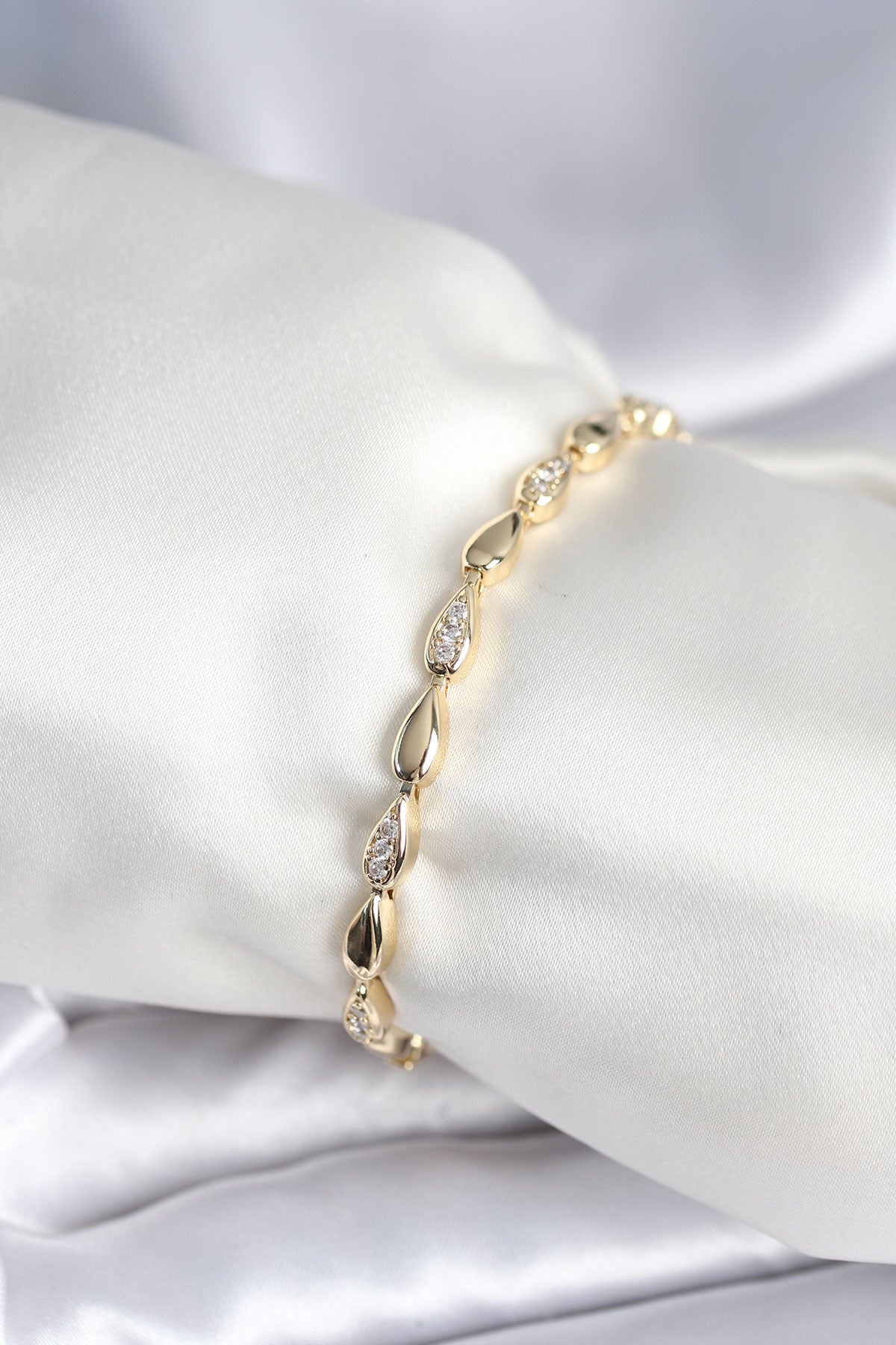 Pirinç Gold Renk Damla Model Kadın Bileklik - BB7961