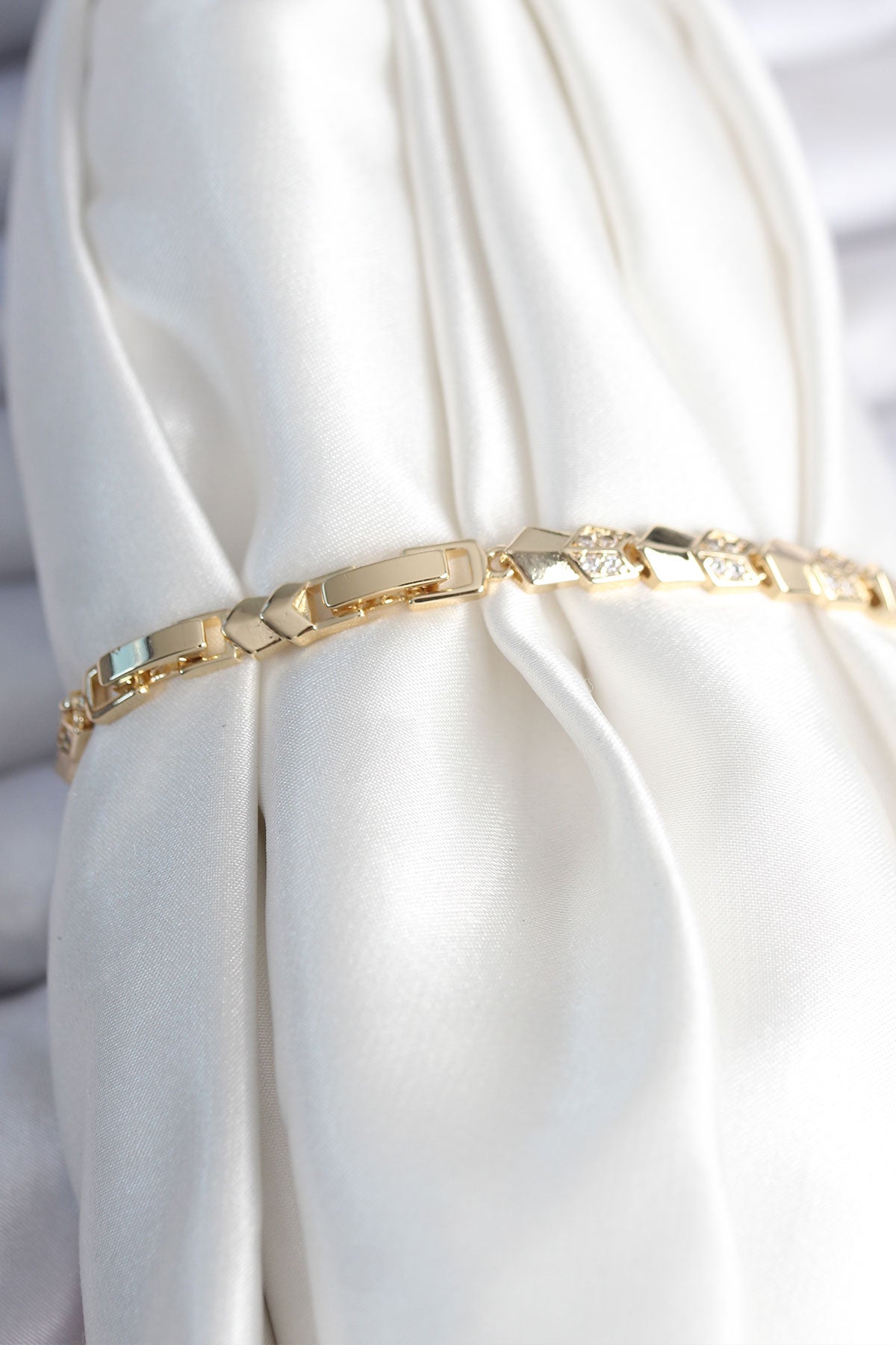 BB7963 - Pirinç Gold Renk Zirkon Taşlı Balık Sırtı Model Kadın Bileklik