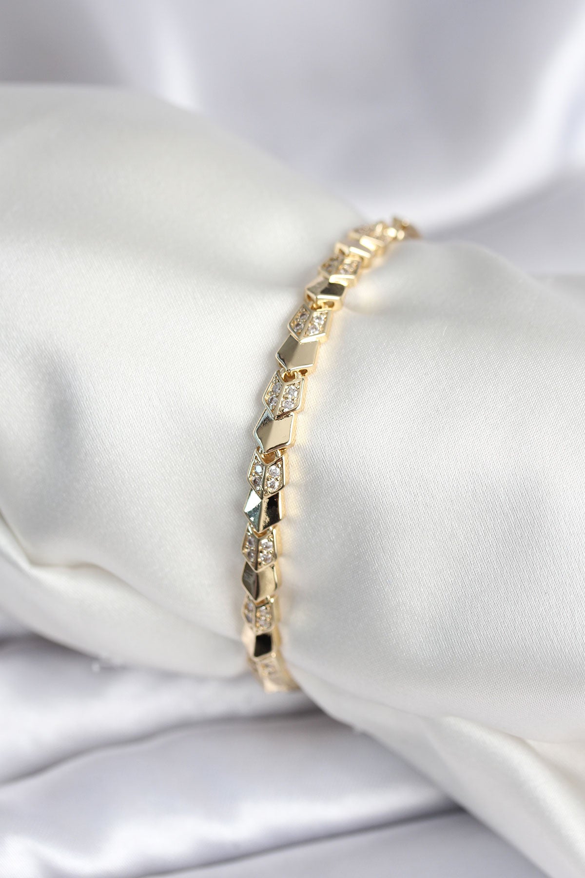 Pirinç Gold Renk Zirkon Taşlı Balık Sırtı Model Kadın Bileklik - BB7963