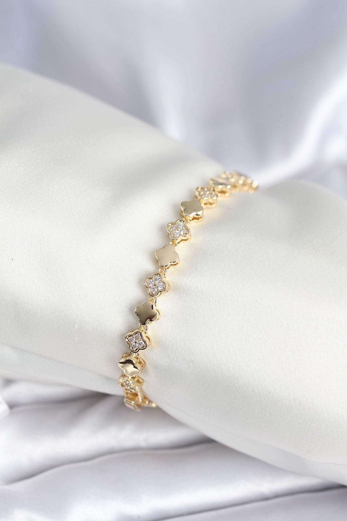 Pirinç Gold Renk Zirkon Taşlı Yonca Model Kadın Bileklik - BB7969