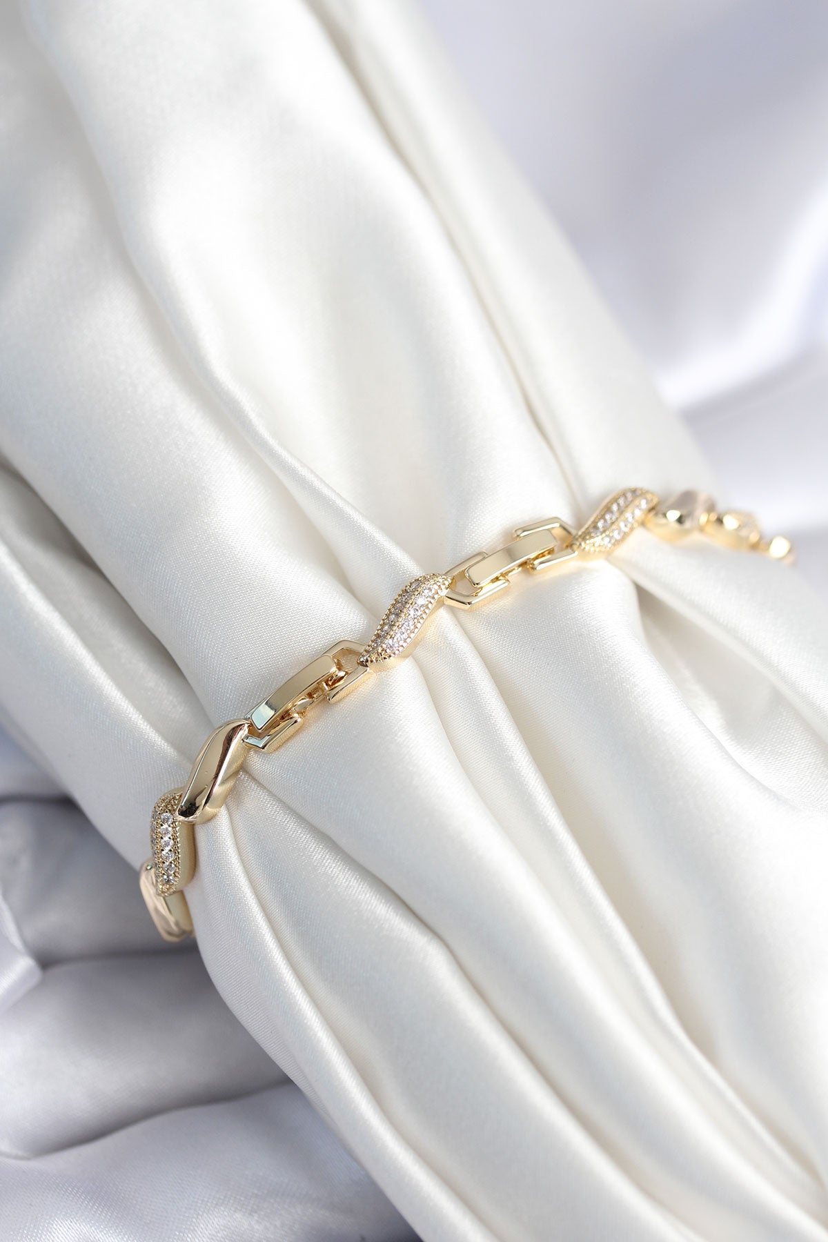 Pirinç Gold Renk Zirkon Taşlı Sarmal Model Kadın Bileklik - BB7970