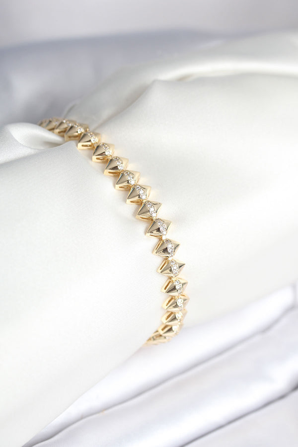 BB8024 - Pirinç Gold Renk Zirkon Taşlı Baklava Model Kadın Bileklik