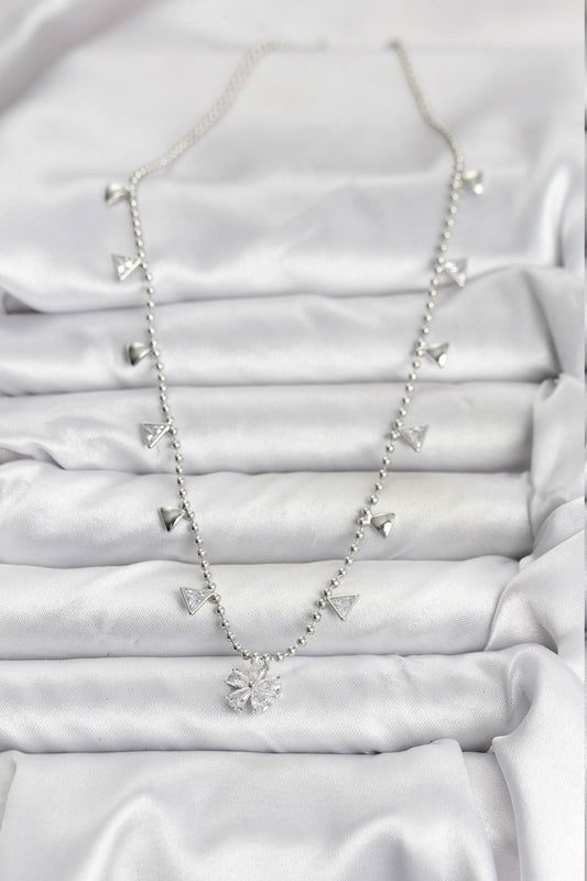 BKO10652 - Pirinç Gümüş Renk Zirkon Taşlı Çiçek Model Kadın Kolye